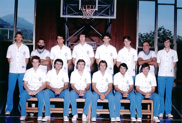 Formazione Pallacanestro Xerox Milano 1976/77. In piedi da sx: Veronesi, Ciccio Vitti (aiuto all.), Guidali, Jura, Antonucci, Cortellini, Guerrieri(all.), Papetti. Seduti da sx: G. Gergati, Giroldi, Farina, P. Gergati, Maggiotto, Rod&agrave;.